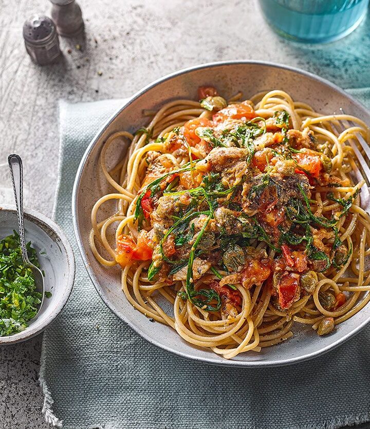 https://www.pontalo.net - Sardine tomato pasta with gremolata