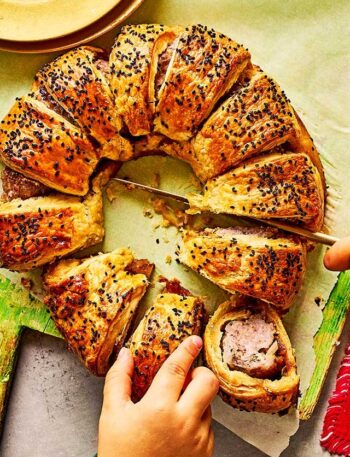 https://www.pontalo.net - Sausage roll wreath