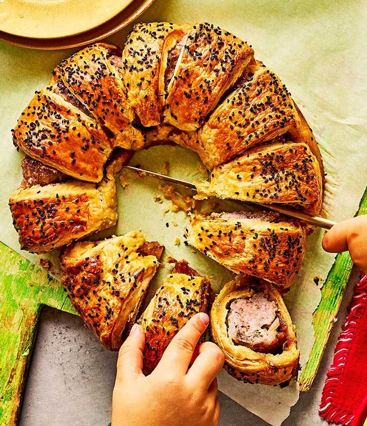 https://www.pontalo.net - Sausage roll wreath