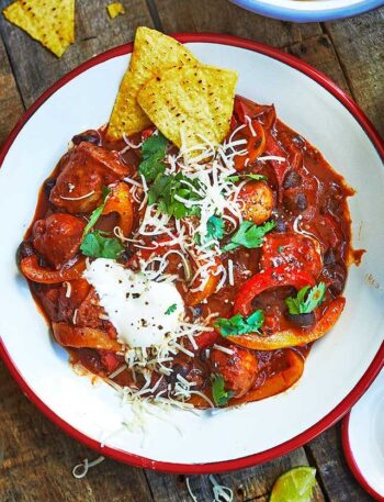 https://www.pontalo.net - Smoky sausage & black bean chilli