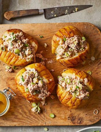 https://www.pontalo.net - Soy-baked potatoes with tuna sriracha mayo