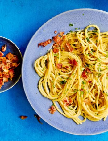 https://www.pontalo.net - Spaghetti aglio e olio with crispy bacon