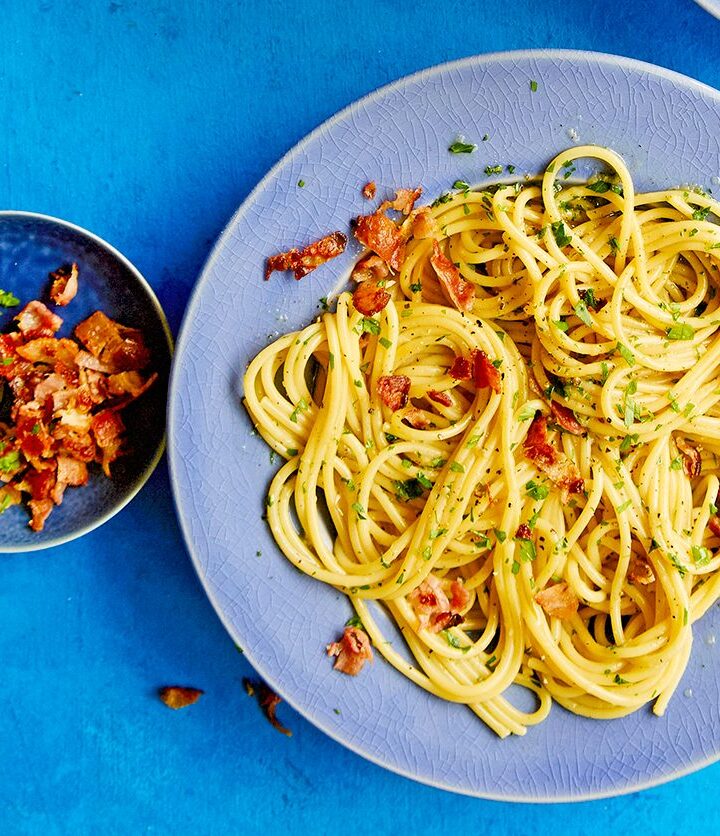 https://www.pontalo.net - Spaghetti aglio e olio with crispy bacon