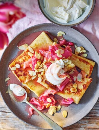 https://www.pontalo.net - Spelt pancakes with rhubarb