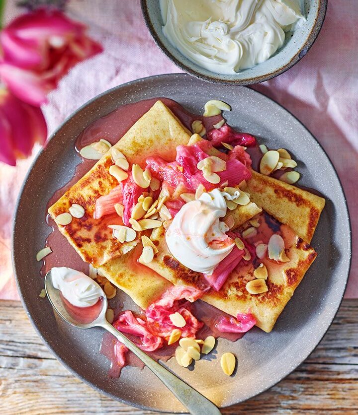 https://www.pontalo.net - Spelt pancakes with rhubarb