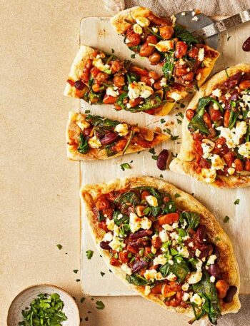 https://www.pontalo.net - Spinach & chilli bean pide