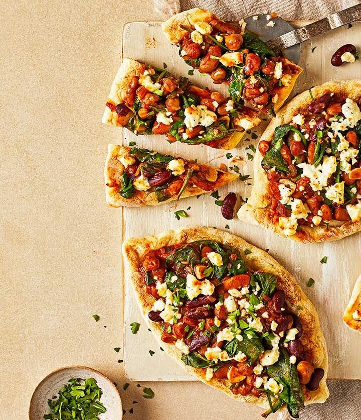 https://www.pontalo.net - Spinach & chilli bean pide