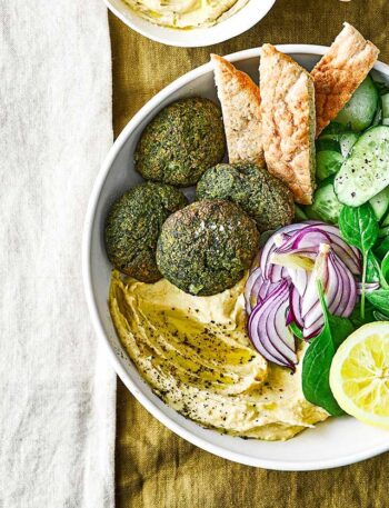 https://www.pontalo.net - Spinach falafel & hummus bowl