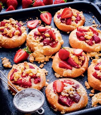 https://www.pontalo.net - Strawberry crumble buns