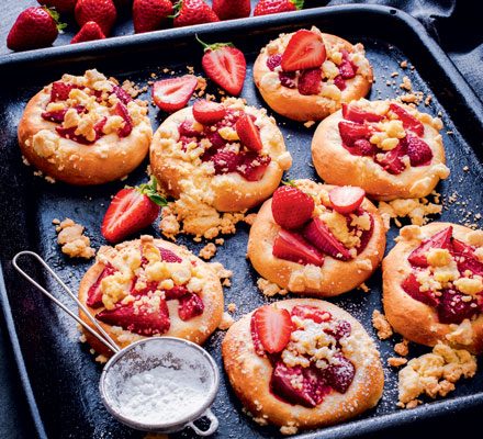 https://www.pontalo.net - Strawberry crumble buns