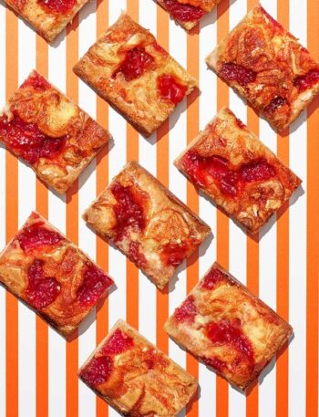 https://www.pontalo.net - Strawberries & cream blondies