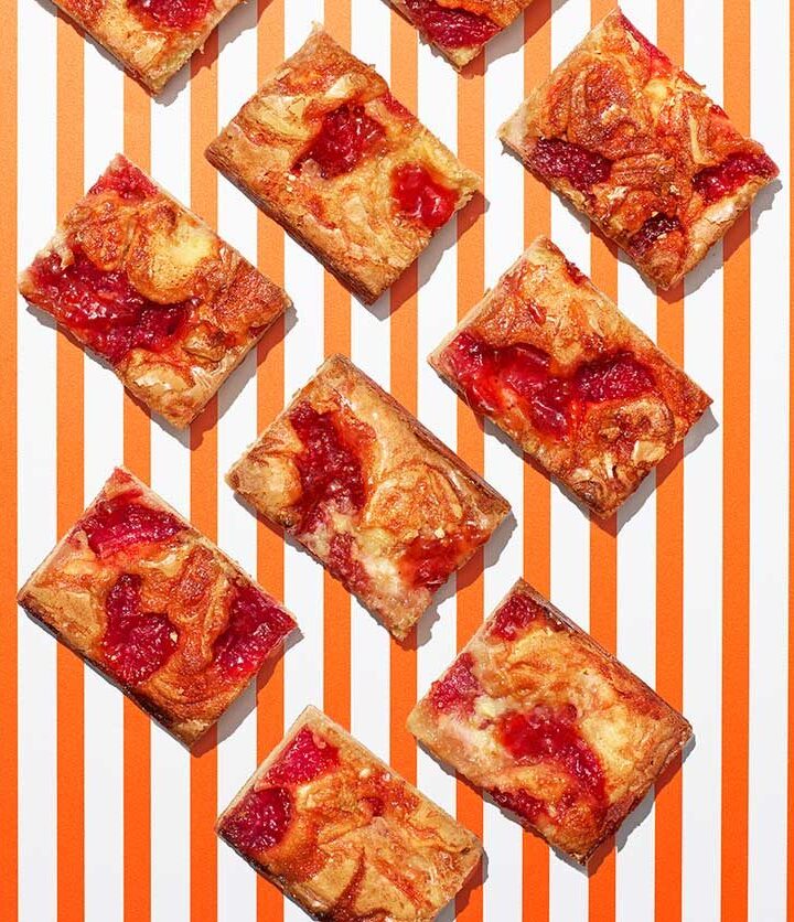 https://www.pontalo.net - Strawberries & cream blondies