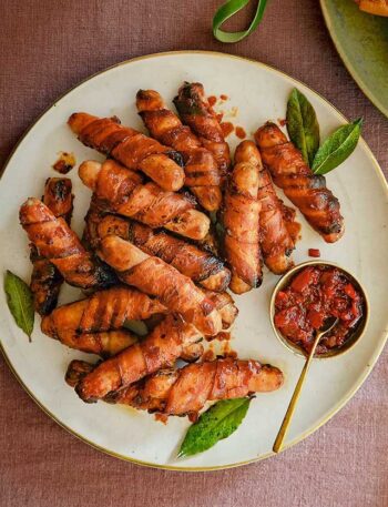 https://www.pontalo.net - Sweet chilli-glazed pigs in blankets