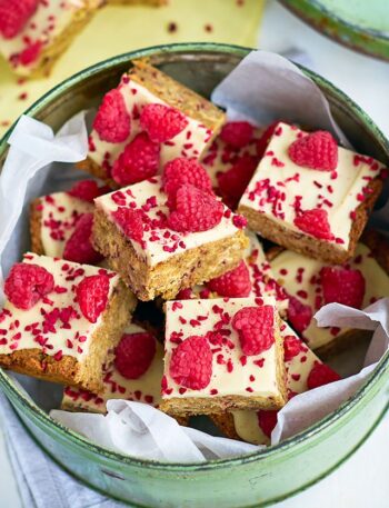 https://www.pontalo.net - White chocolate & raspberry flapjacks