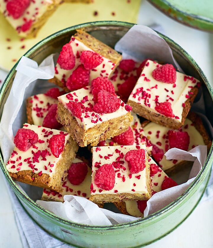 https://www.pontalo.net - White chocolate & raspberry flapjacks