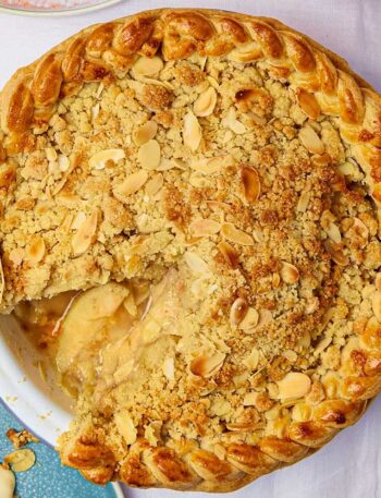 https://www.pontalo.net - Apple & almond crumble pie