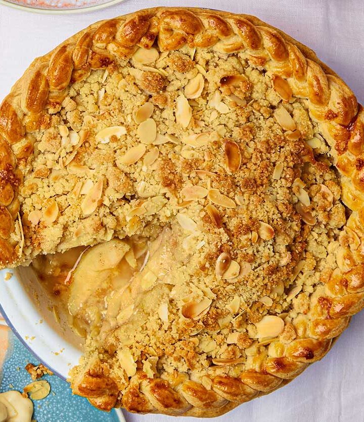 https://www.pontalo.net - Apple & almond crumble pie