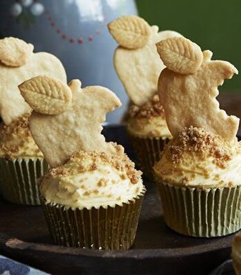 https://www.pontalo.net - Apple crumble & custard cupcakes