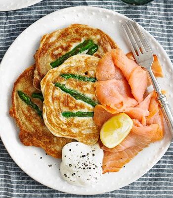 https://www.pontalo.net - Asparagus pancakes with smoked salmon