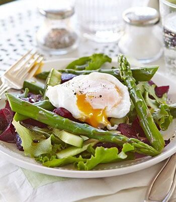 https://www.pontalo.net - Asparagus salad with a runny poached egg