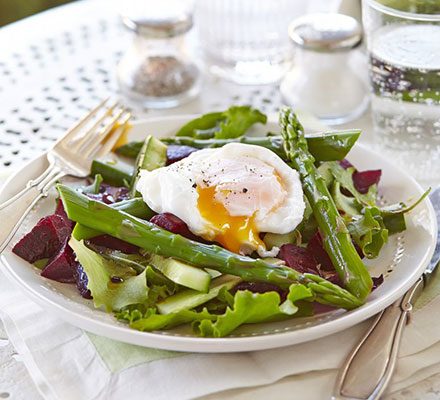 https://www.pontalo.net - Asparagus salad with a runny poached egg