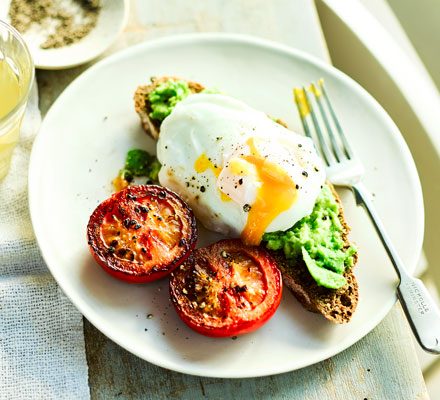 https://www.pontalo.net - Poached eggs with smashed avocado & tomatoes