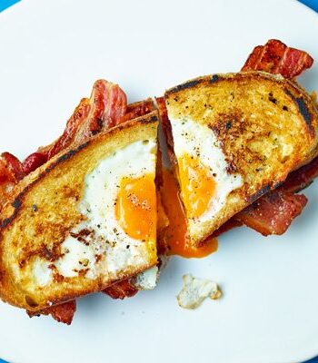 https://www.pontalo.net - Egg-in-the-hole bacon sandwich