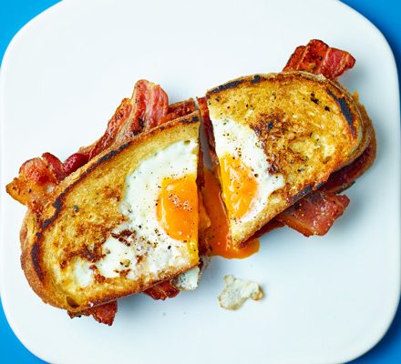 https://www.pontalo.net - Egg-in-the-hole bacon sandwich