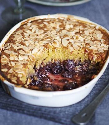 https://www.pontalo.net - Cherry bakewell sponge pudding