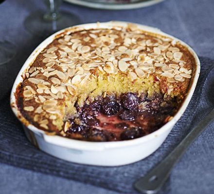 https://www.pontalo.net - Cherry bakewell sponge pudding