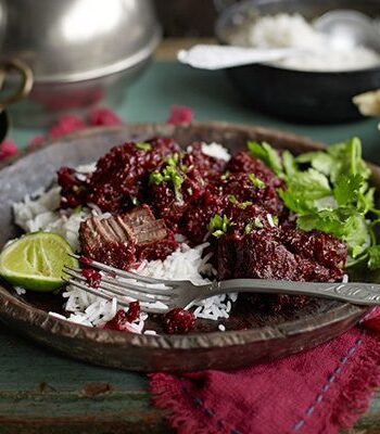 https://www.pontalo.net - Slow-cooked beetroot & beef curry (Chukandar Gosht)