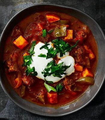 https://www.pontalo.net - Beef goulash soup