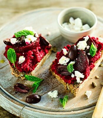 https://www.pontalo.net - Beetroot hummus toasts with olives & mint