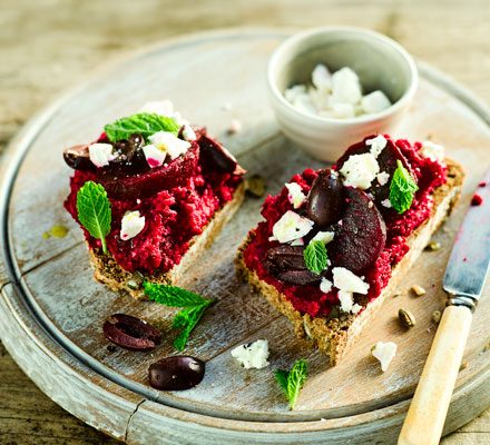 https://www.pontalo.net - Beetroot hummus toasts with olives & mint