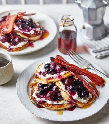 https://www.pontalo.net - Fluffy American pancakes with cherry-berry syrup