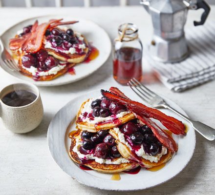 https://www.pontalo.net - Fluffy American pancakes with cherry-berry syrup