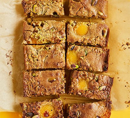 https://www.pontalo.net - Apricot & pistachio frangipane blondies