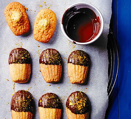 https://www.pontalo.net - Blood orange & dark chocolate madeleines