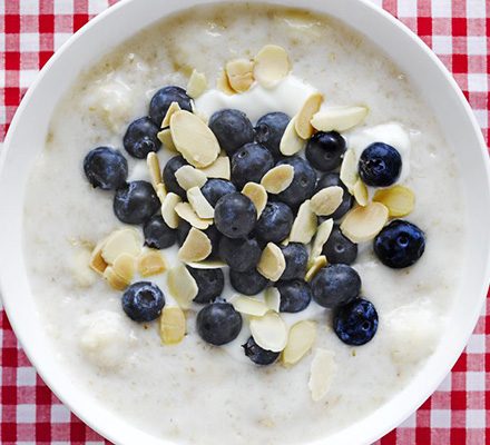 https://www.pontalo.net - Creamy yogurt porridge with banana