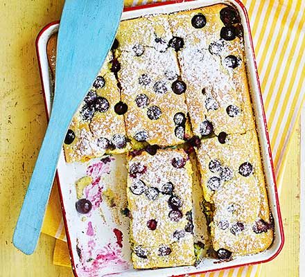 https://www.pontalo.net - Blueberry & orange traybake pancake