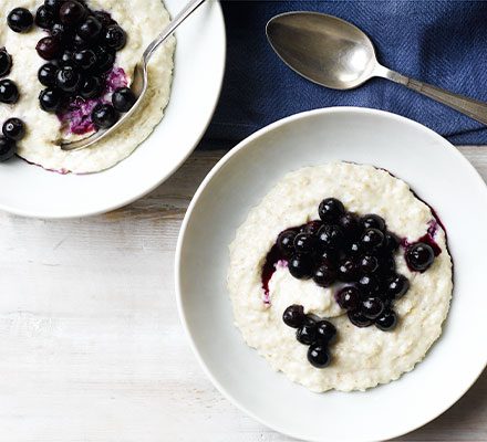 https://www.pontalo.net - Porridge with blueberry compote