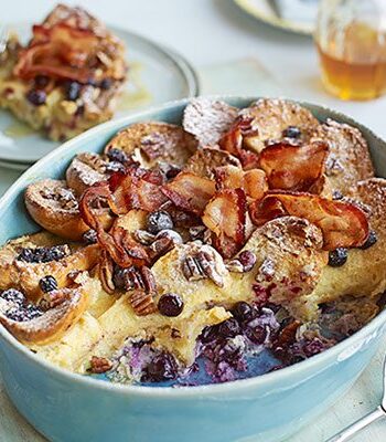 https://www.pontalo.net - Brioche breakfast bake with crispy bacon