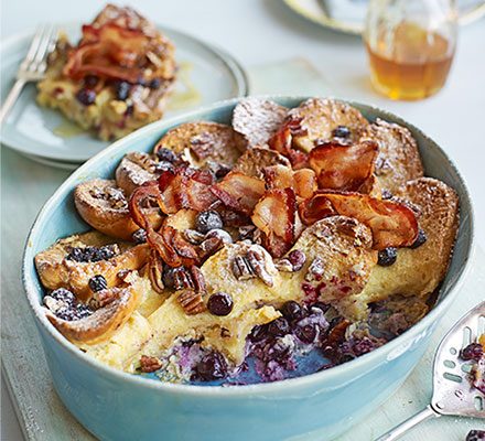 https://www.pontalo.net - Brioche breakfast bake with crispy bacon