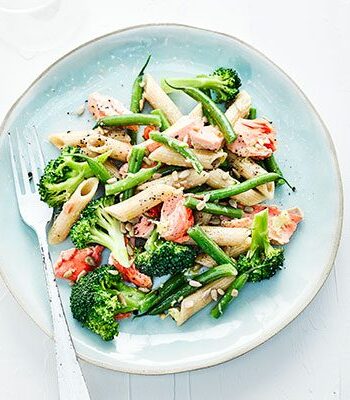 https://www.pontalo.net - Broccoli pasta salad with salmon & sunflower seeds