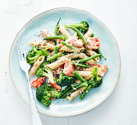 https://www.pontalo.net - Broccoli pasta salad with salmon & sunflower seeds