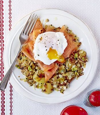 https://www.pontalo.net - Poached eggs with smoked salmon and bubble & squeak