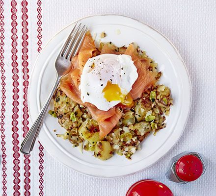 https://www.pontalo.net - Poached eggs with smoked salmon and bubble & squeak