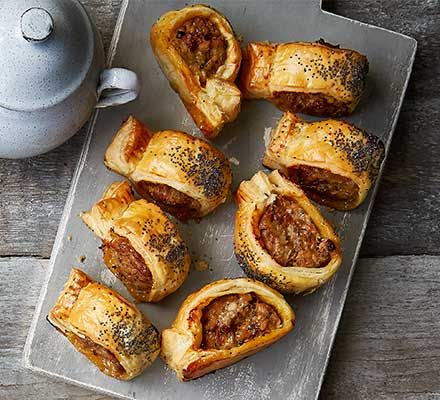 https://www.pontalo.net - Caramelised onion & thyme sausage rolls