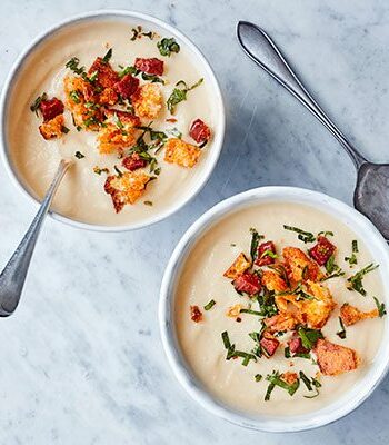 https://www.pontalo.net - Cauliflower soup with chorizo and garlic croutons