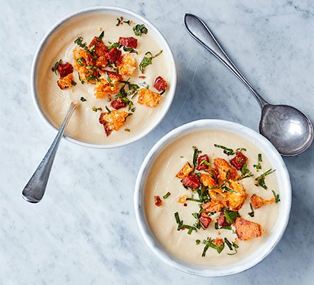 https://www.pontalo.net - Cauliflower soup with chorizo and garlic croutons